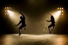 A Dance Tribute to the Art of Football (photo: © Knut Bry)|Al Cortile del Maglio per A l'ombre des Ondes viene immortalato pure il nostro Simone Pacini. Lo riconoscete? (photo: Teatro a Corte)||