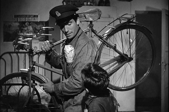 Un'immagine del film "Ladri di biciclette" di De Sica