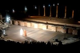 I fratelli nel suggestivo scenario del Teatro Romano di Ostia Antica|I fratelli