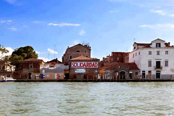 Il Teatro Fondamenta Nuove con l'installazione di Emily Jacir "Untitled (SOLIDARIDAD)"