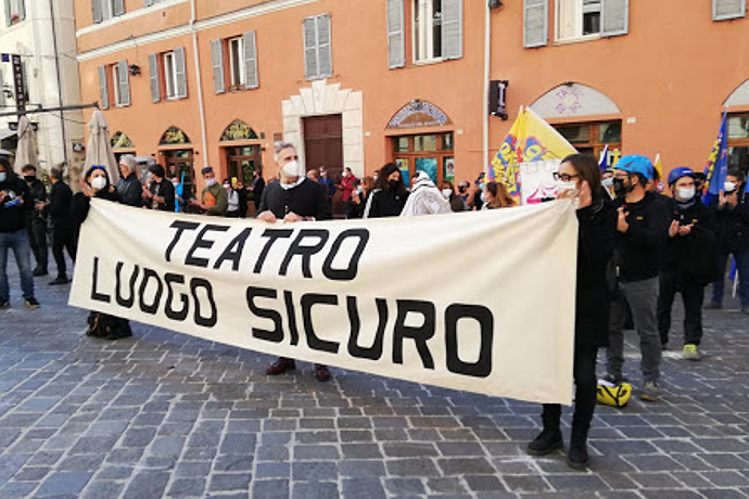 Una manifestazione dei lavoratori dello spettacolo ad Ancona (photo: etvmarche.it)